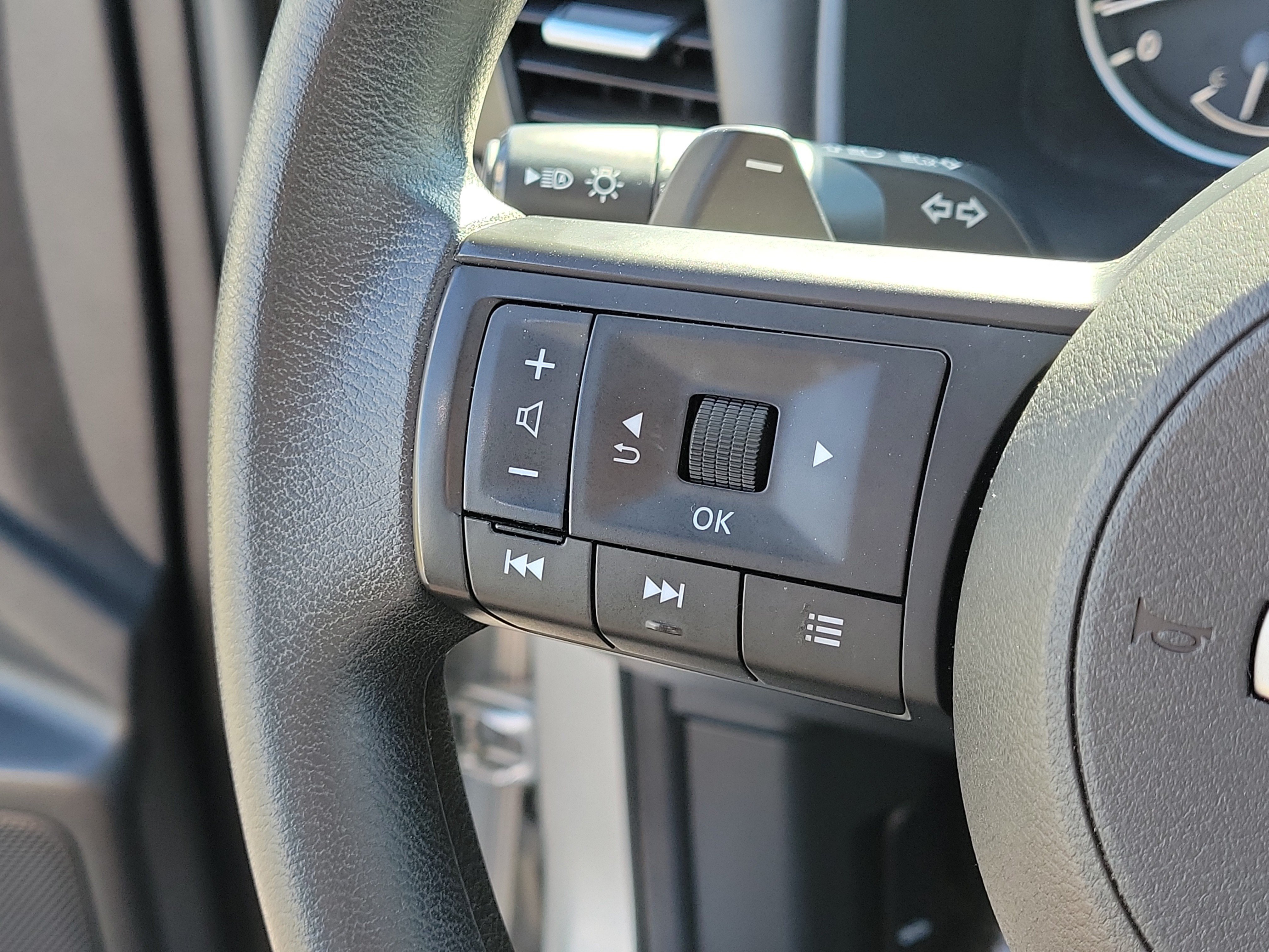 Used 2024 Nissan Rogue SV FWD image 30