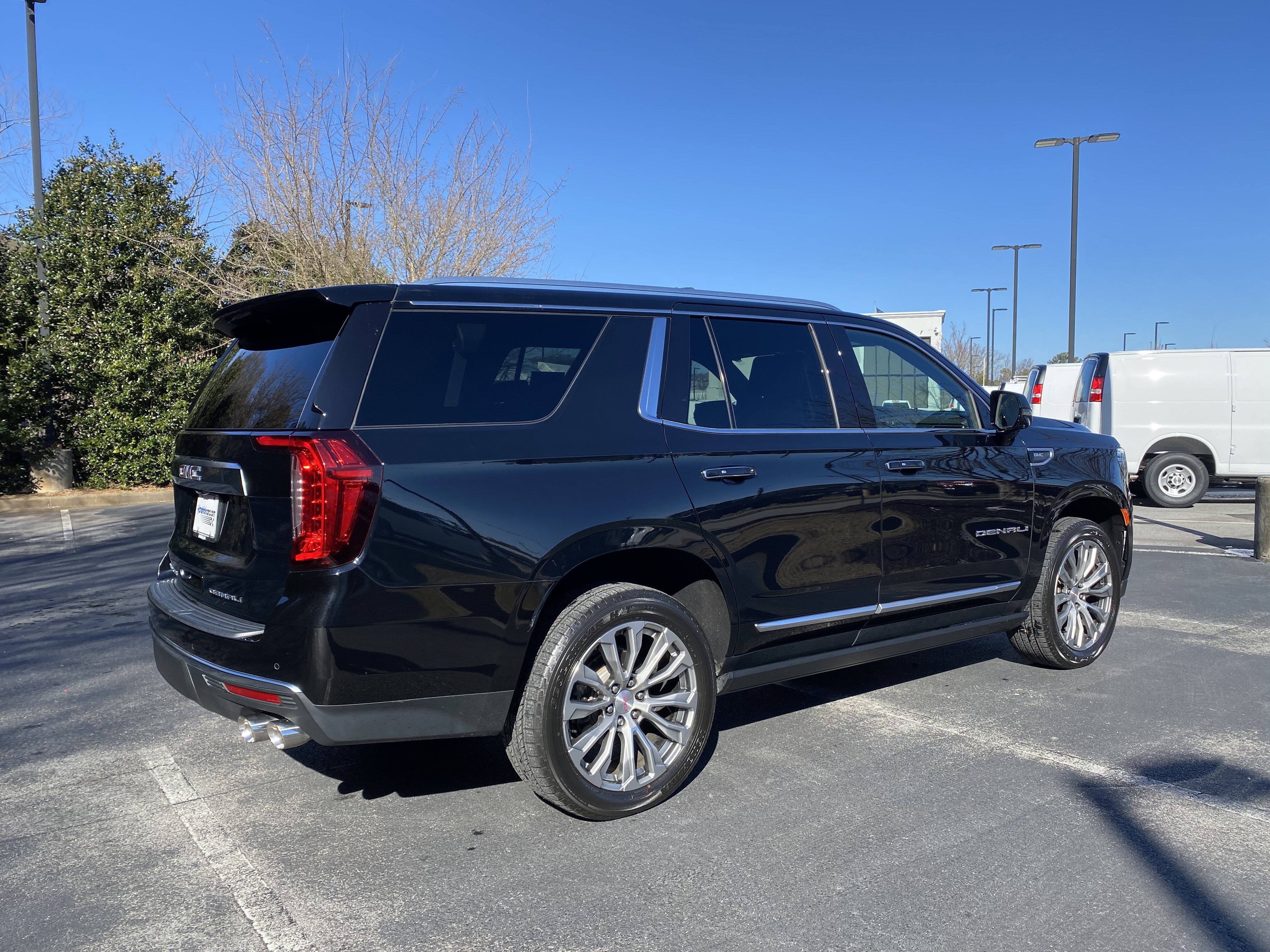 Used 2021 GMC Yukon Denali w/ Denali Premium Package image 9