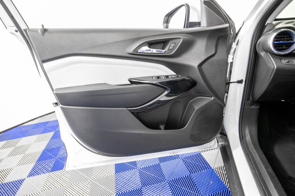 Used 2025 Chevrolet Trax LT image 13