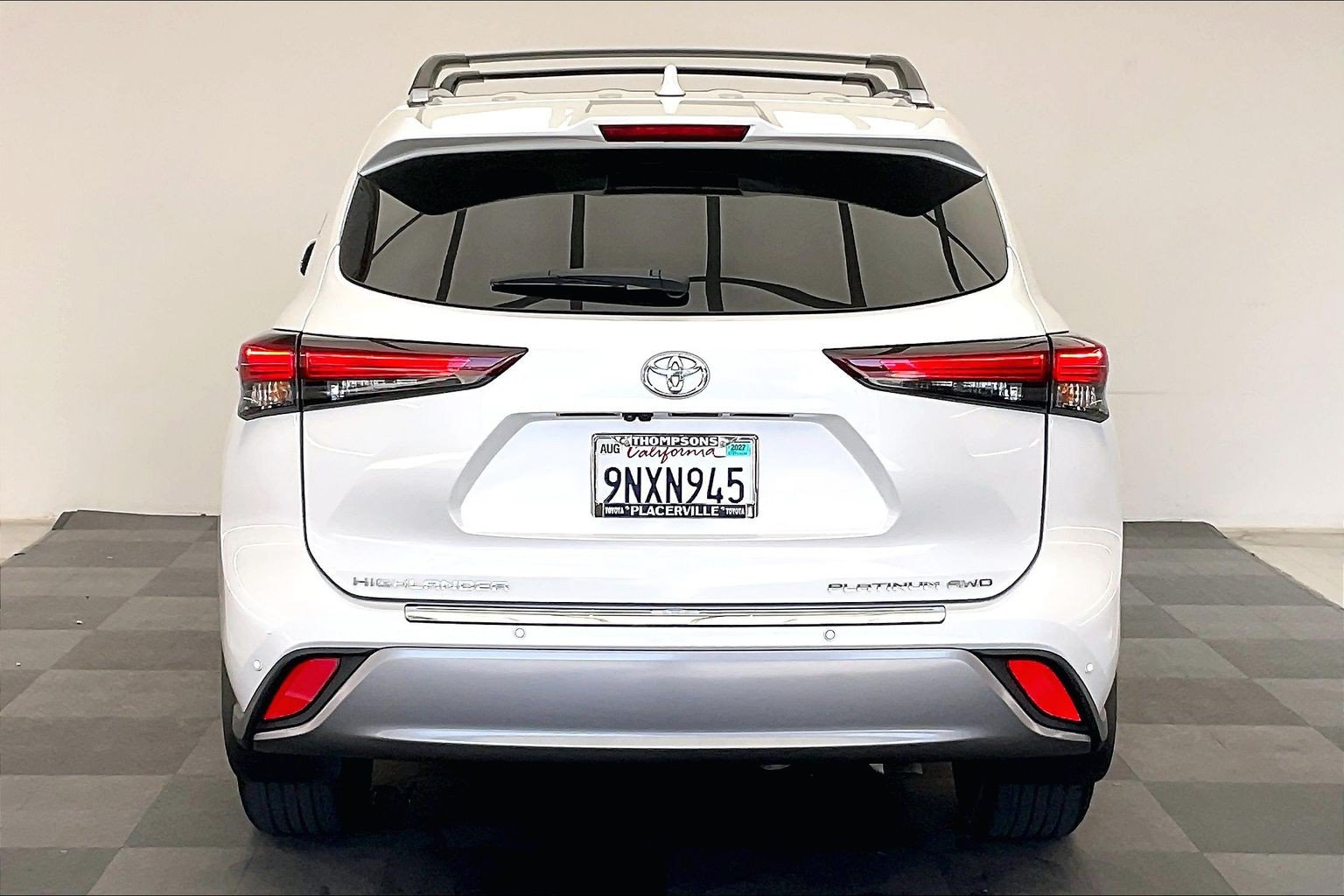 Used 2024 Toyota Highlander Platinum AWD/4WD image 3