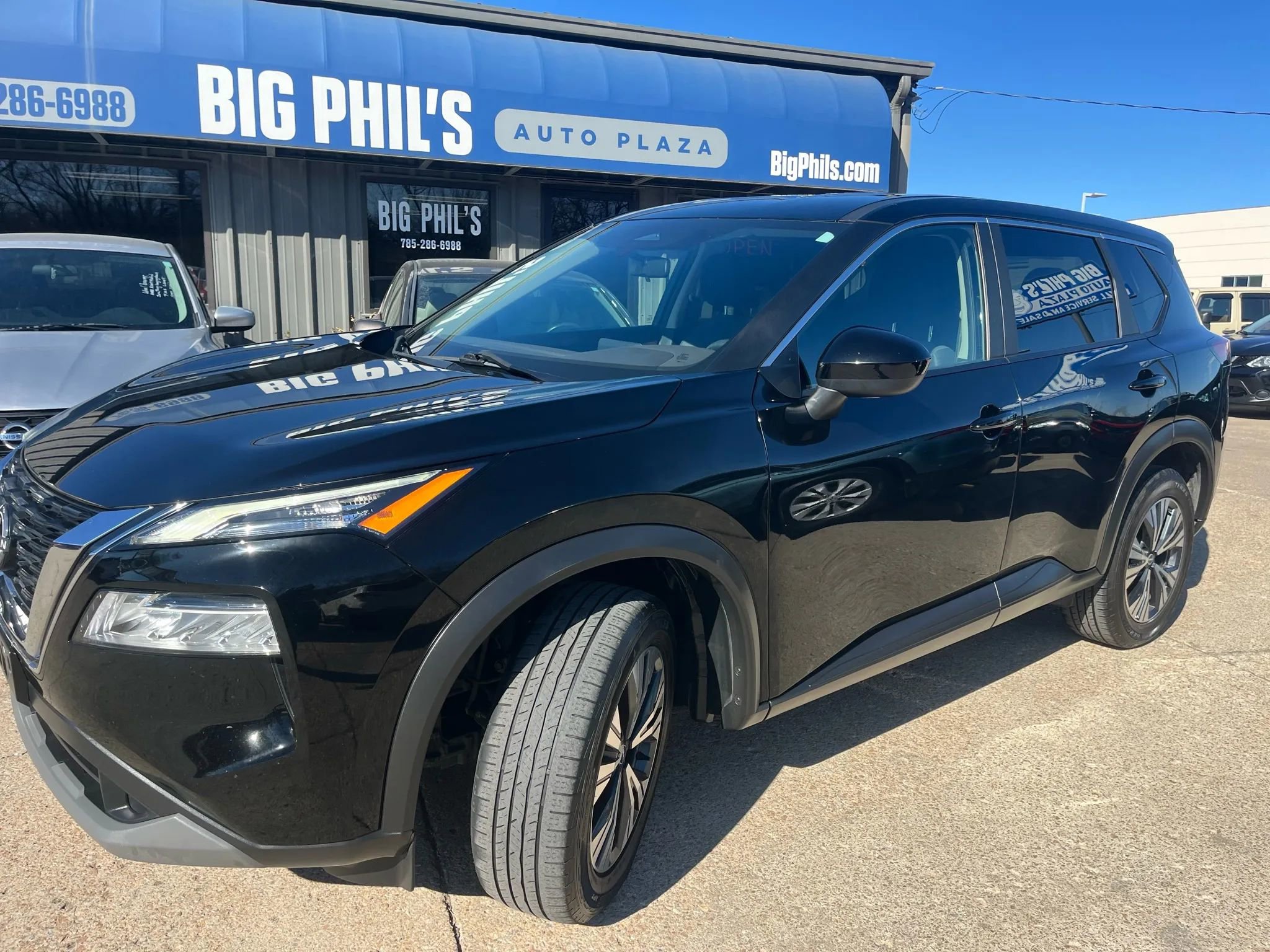 Used 2023 Nissan Rogue SV image 1