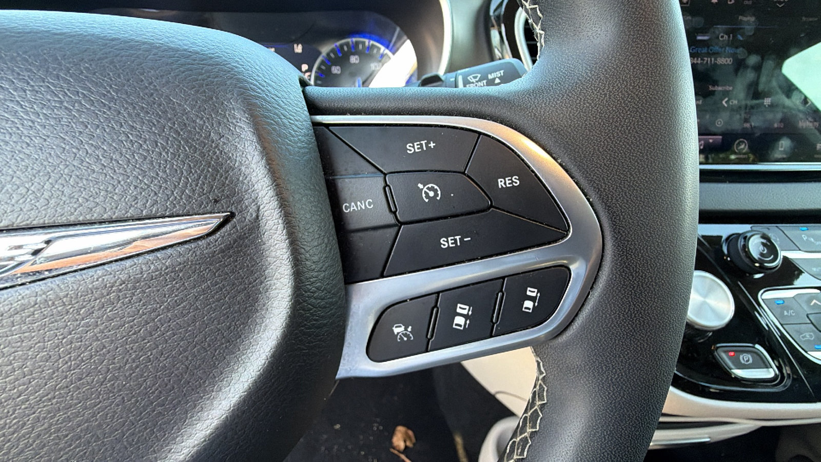Used 2024 Chrysler Pacifica Touring-L FWD image 28
