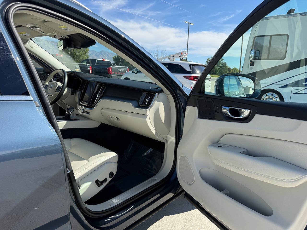 Used 2020 Volvo XC60 T5 Momentum w/ Protection Package Premier AWD/4WD image 23
