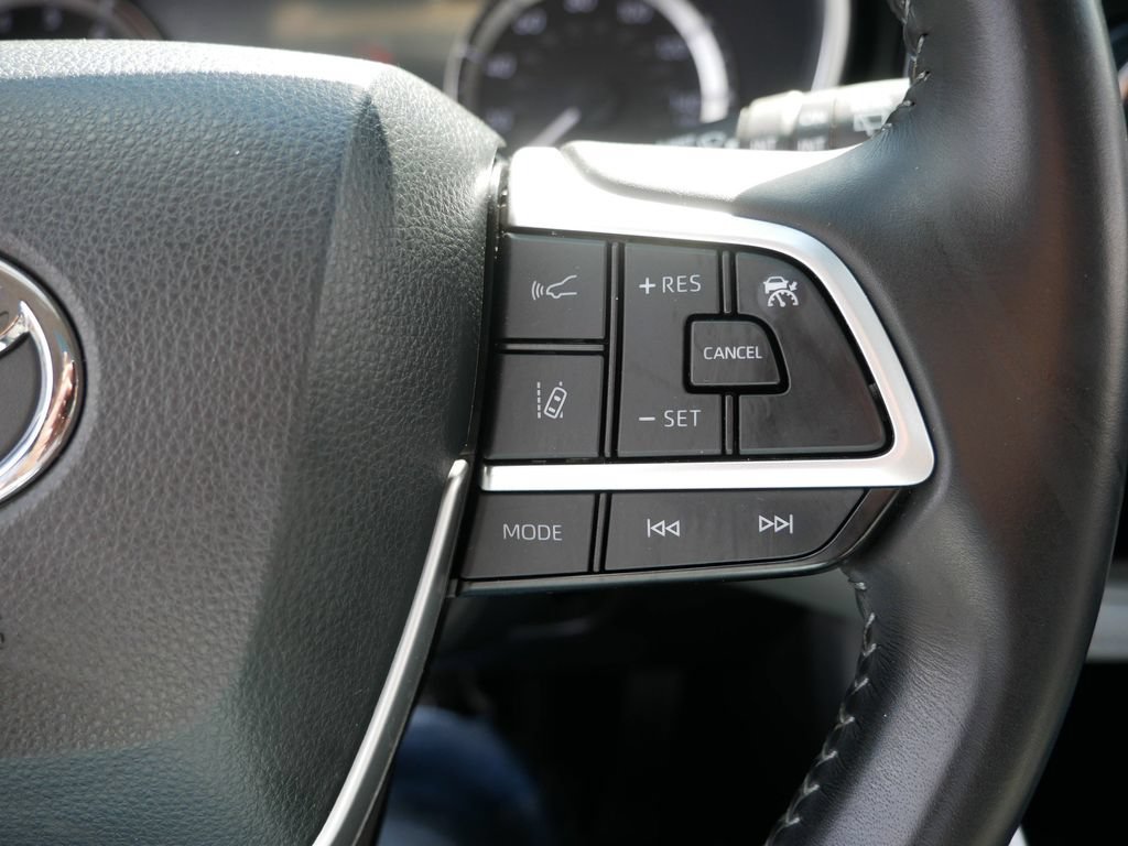 Used 2023 Toyota Highlander XLE AWD/4WD image 30