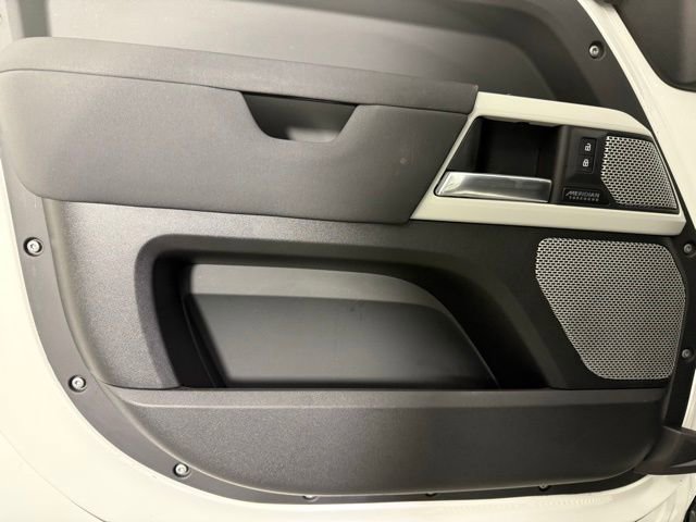 Used 2023 Land Rover Defender 130 SE image 12