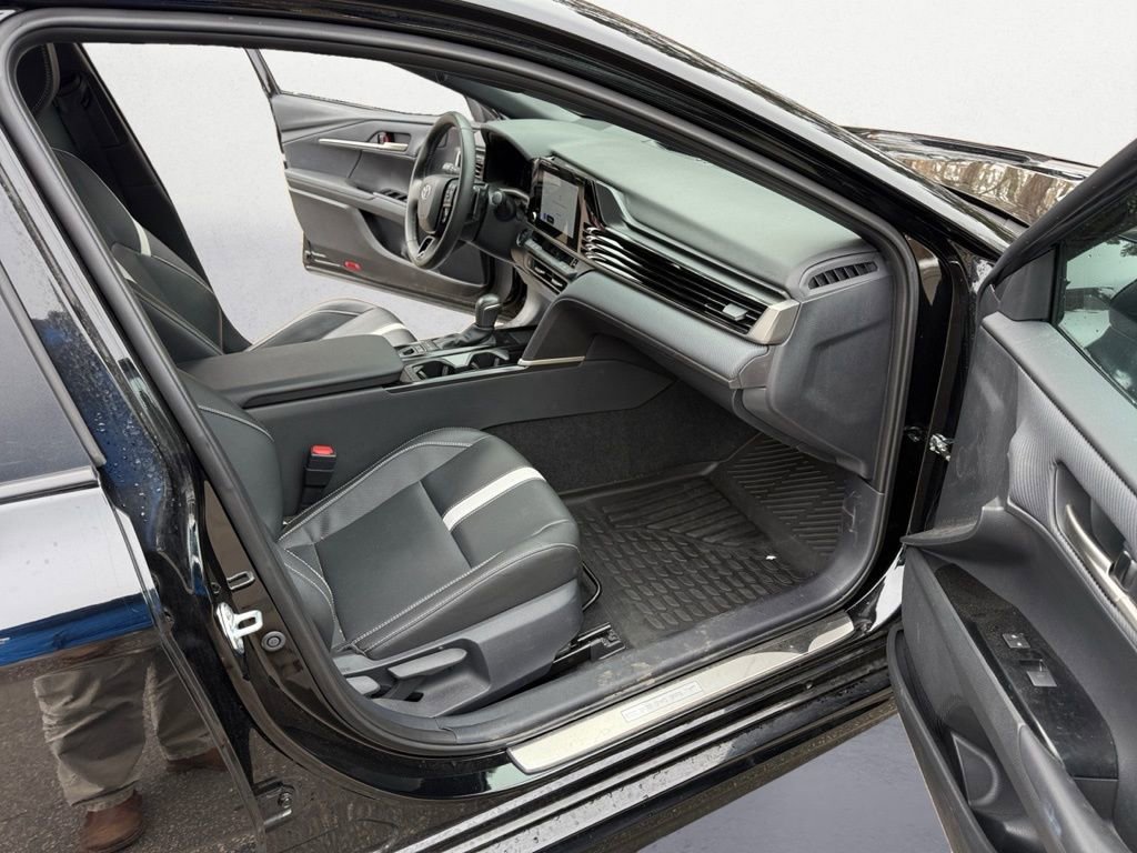 Used 2025 Toyota Camry SE image 15