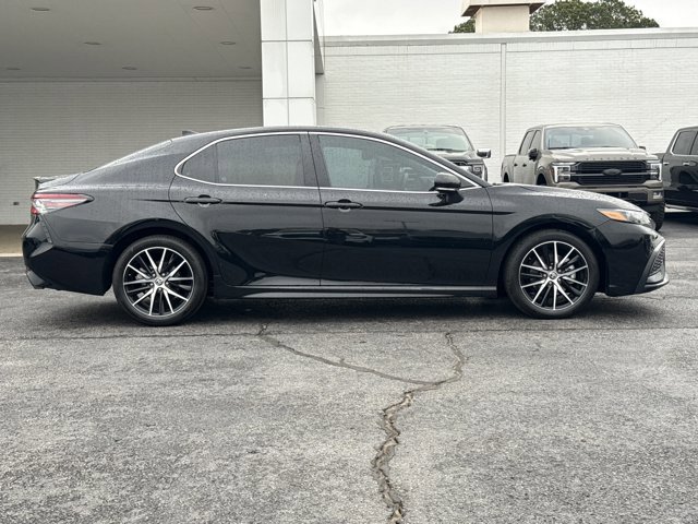 Used 2023 Toyota Camry SE image 2