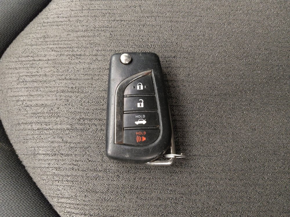 Used 2020 Toyota Camry LE image 32