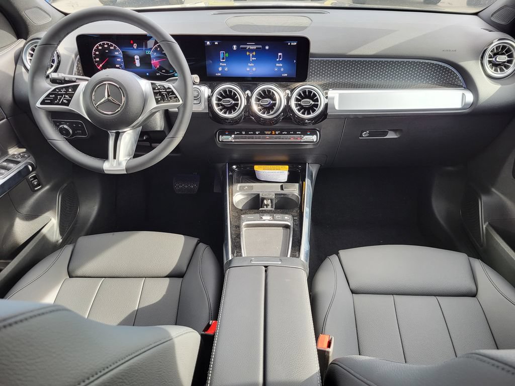 Used 2025 Mercedes-Benz GLB 250 4MATIC image 2