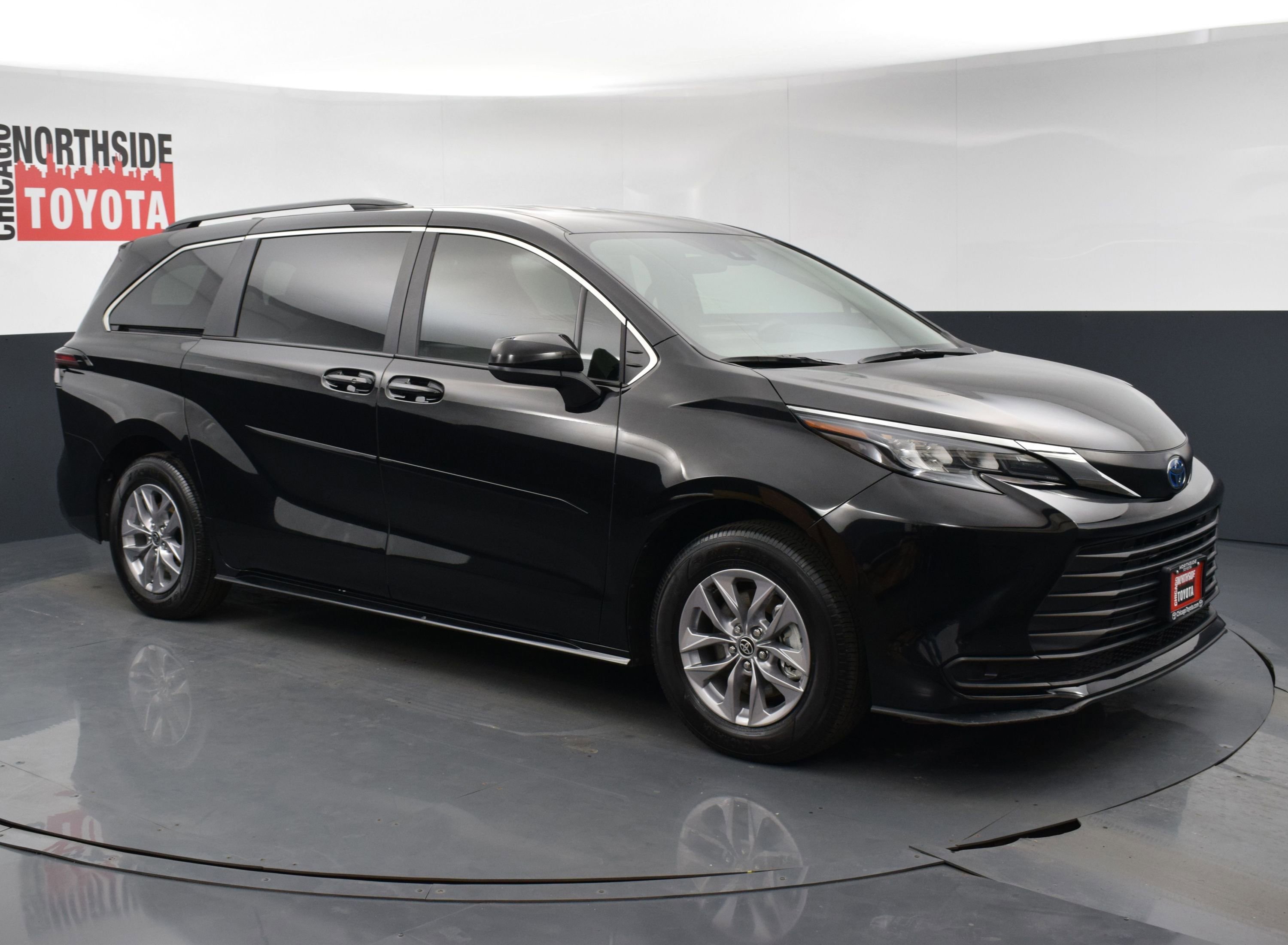 Used 2025 Toyota Sienna LE image 6