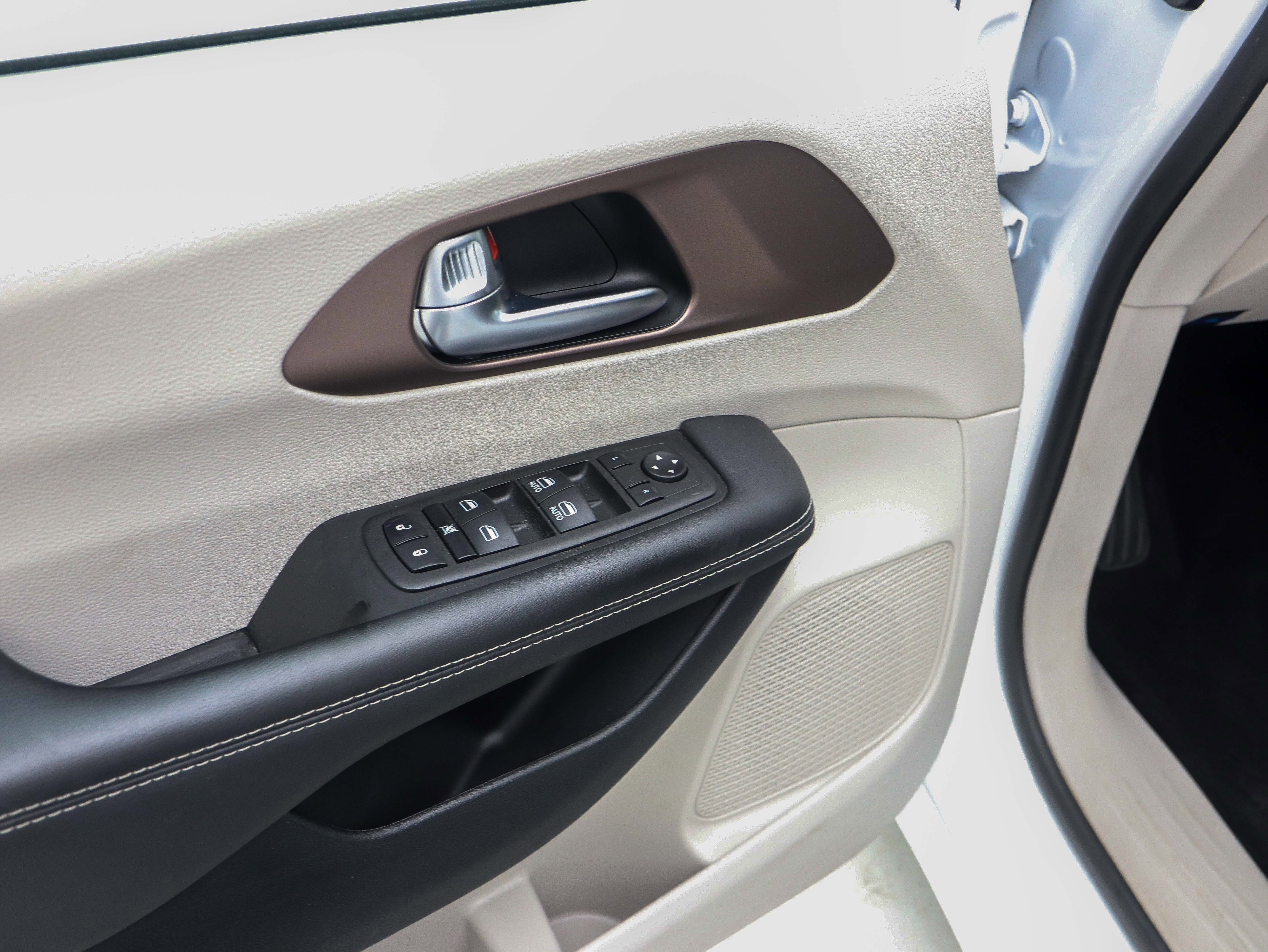 Used 2023 Chrysler Voyager LX image 25