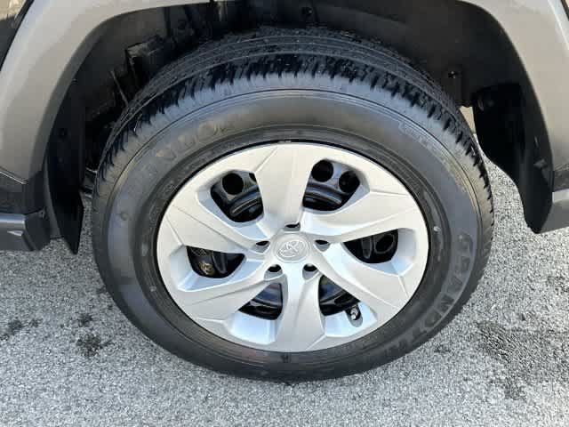 Used 2023 Toyota RAV4 LE AWD/4WD image 5
