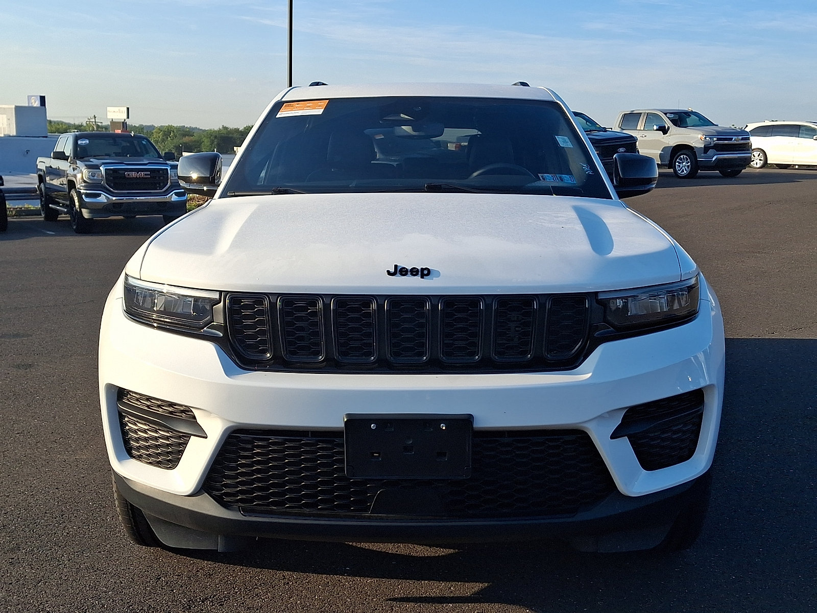 Used 2023 Jeep Grand Cherokee Altitude AWD/4WD image 2