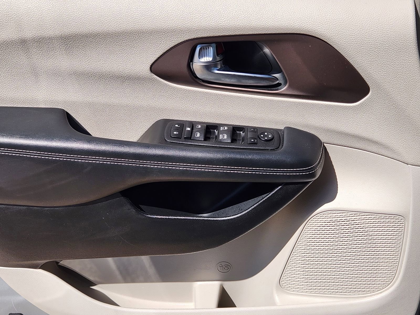 Used 2023 Chrysler Voyager LX image 30