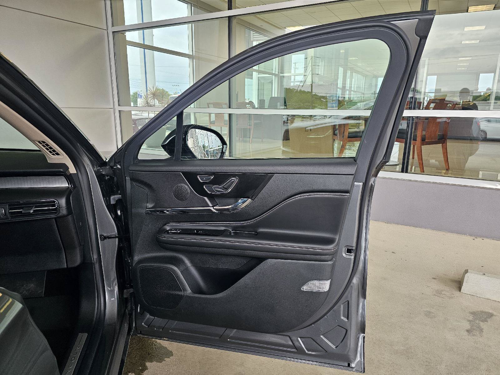 Used 2025 Lincoln Corsair AWD w/ Equipment Group 101A image 11