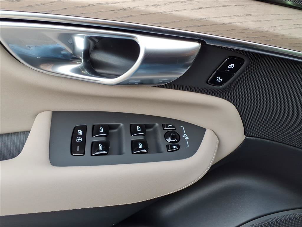 New 2026 Volvo XC90 B6 Plus w/ Protection Package Premier AWD/4WD image 18