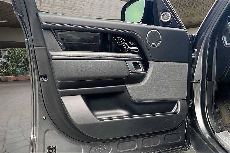 Used 2018 Land Rover Range Rover image 17