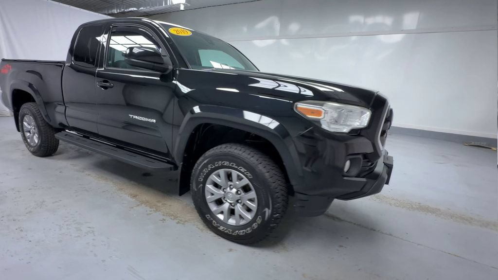 Certified 2019 Toyota Tacoma SR5 AWD/4WD image 2