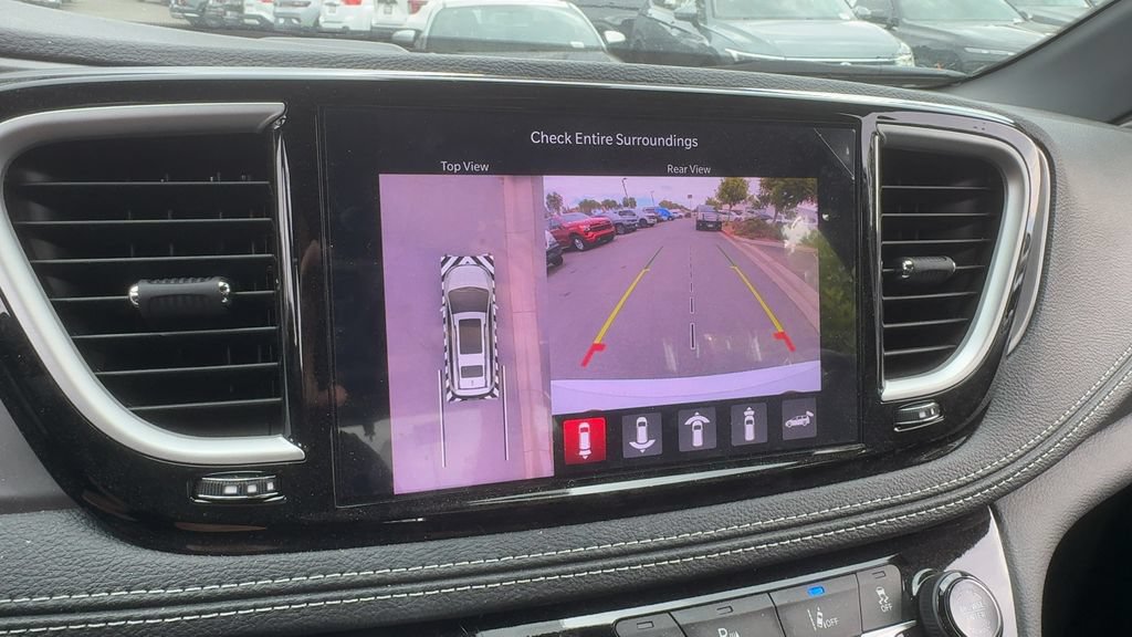 Used 2025 Chrysler Pacifica Select FWD image 17