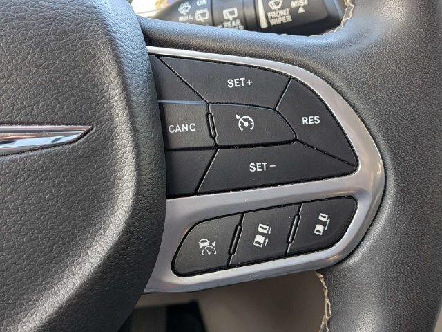 Used 2023 Chrysler Pacifica Touring-L FWD image 27