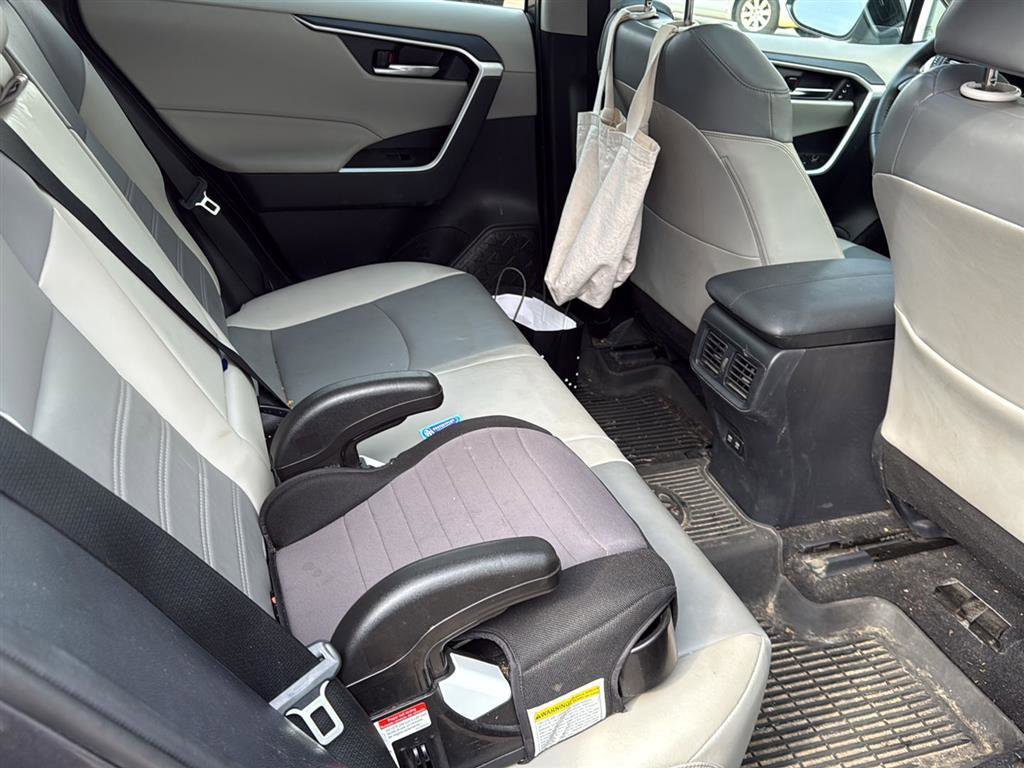 Used 2021 Toyota RAV4 XLE Premium image 15