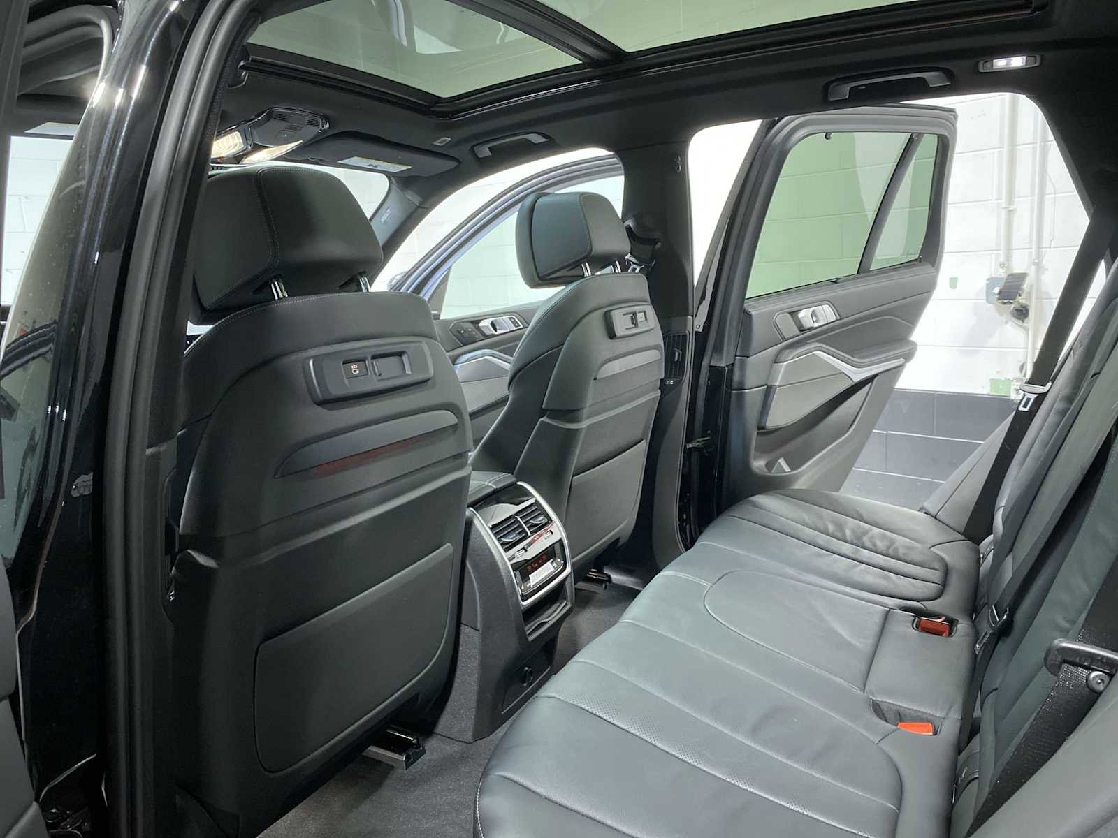 Used 2020 BMW X5 M50i image 12