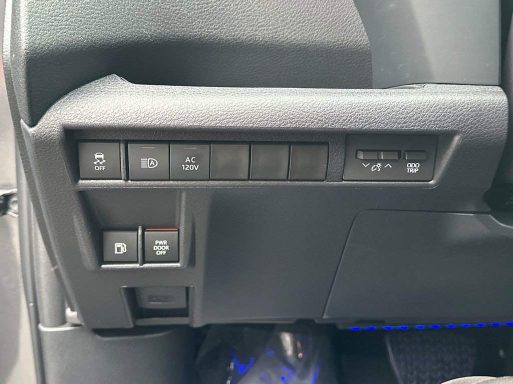 Used 2025 Toyota Sienna Limited image 23