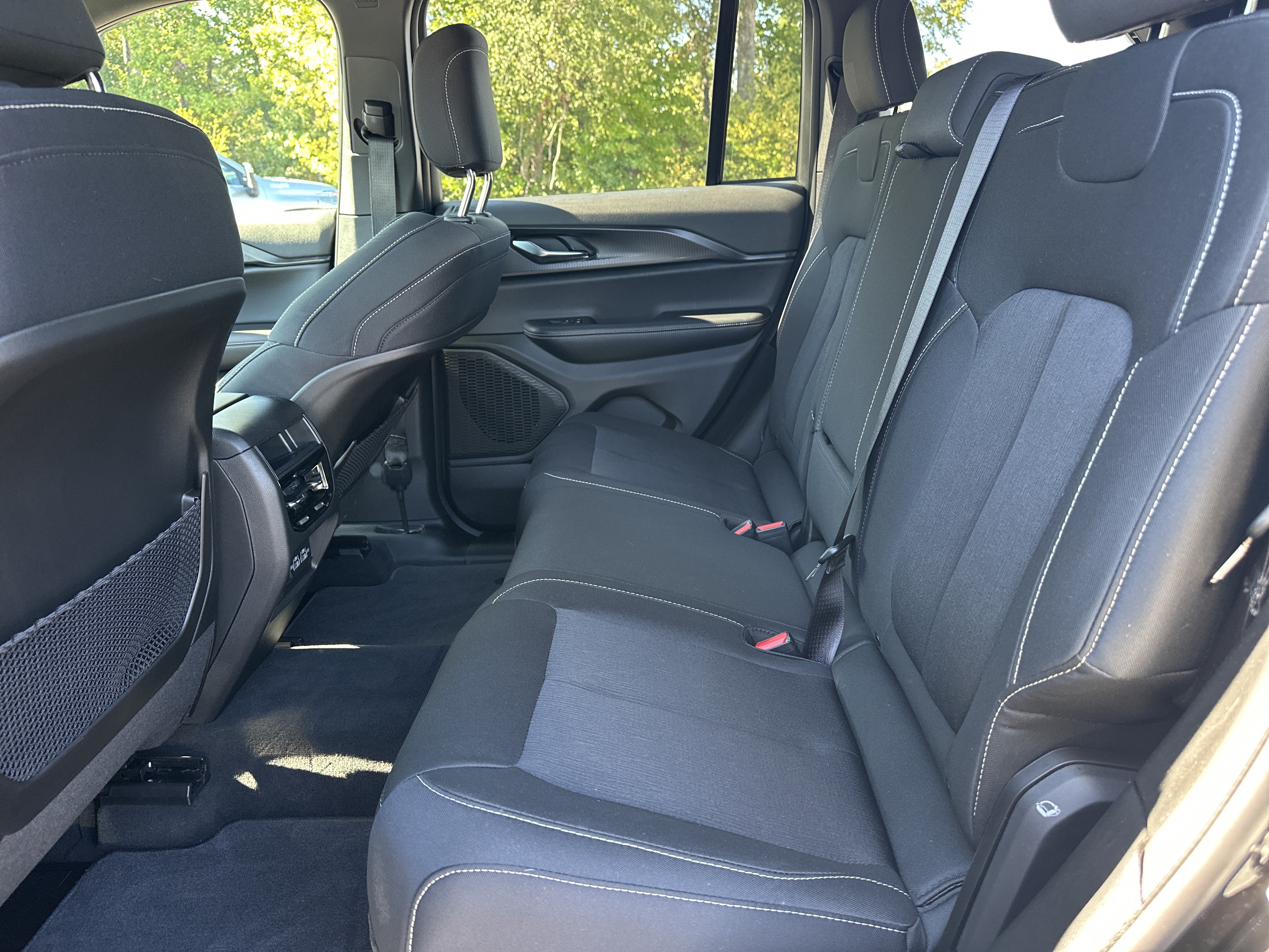 Used 2025 Jeep Grand Cherokee Laredo w/ Luxury Tech Group I RWD image 21