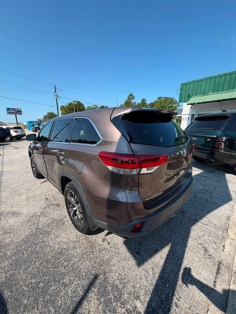 Used 2019 Toyota Highlander LE AWD/4WD image 5