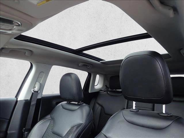Used 2018 Jeep Compass Latitude w/ Cold Weather Group AWD/4WD image 12