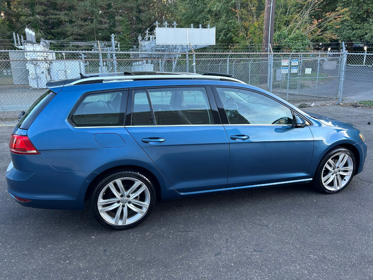Used 2017 Volkswagen Golf SEL image 4