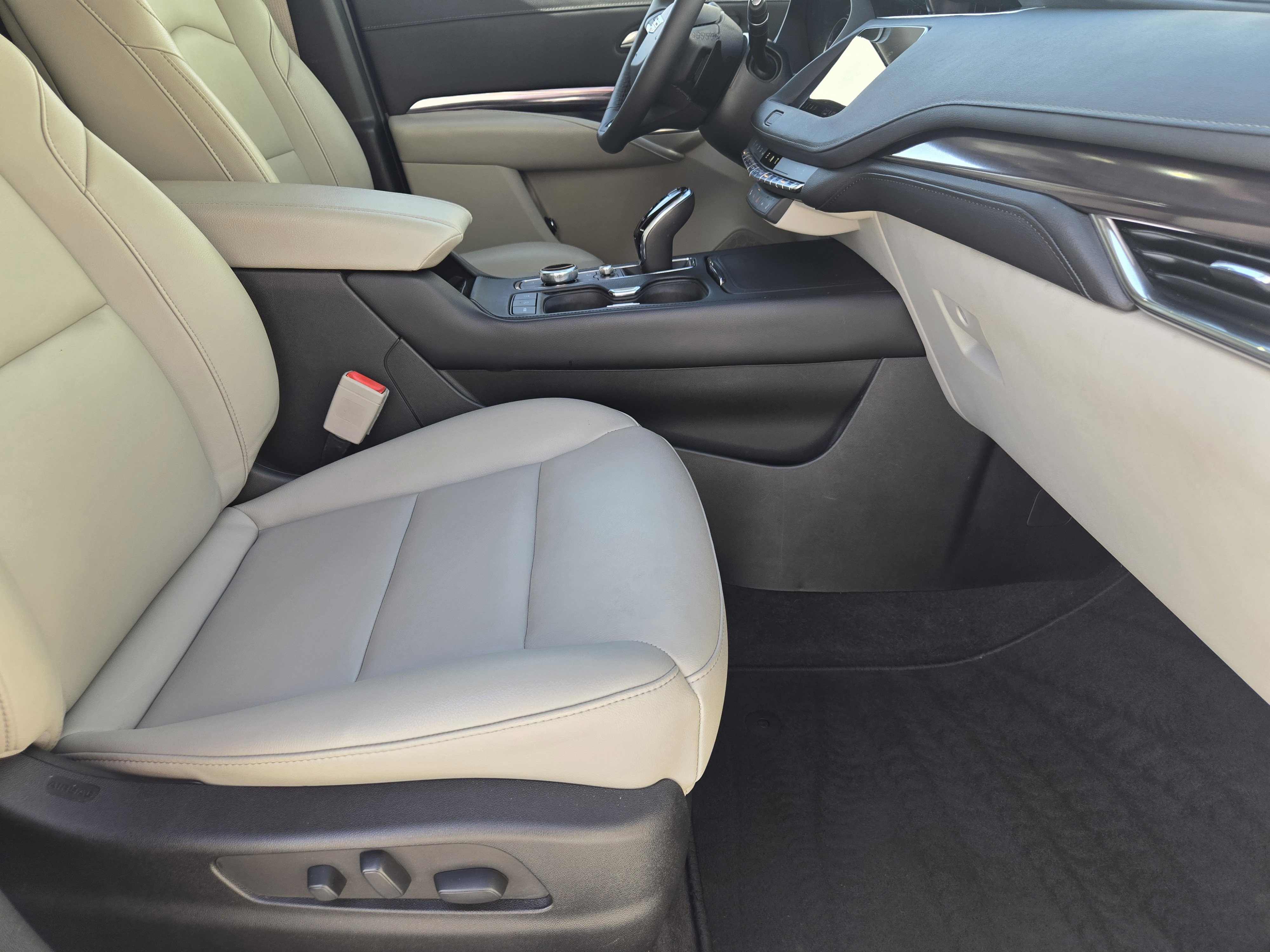 Used 2022 Cadillac XT4 Luxury w/ Cold Weather Package image 16