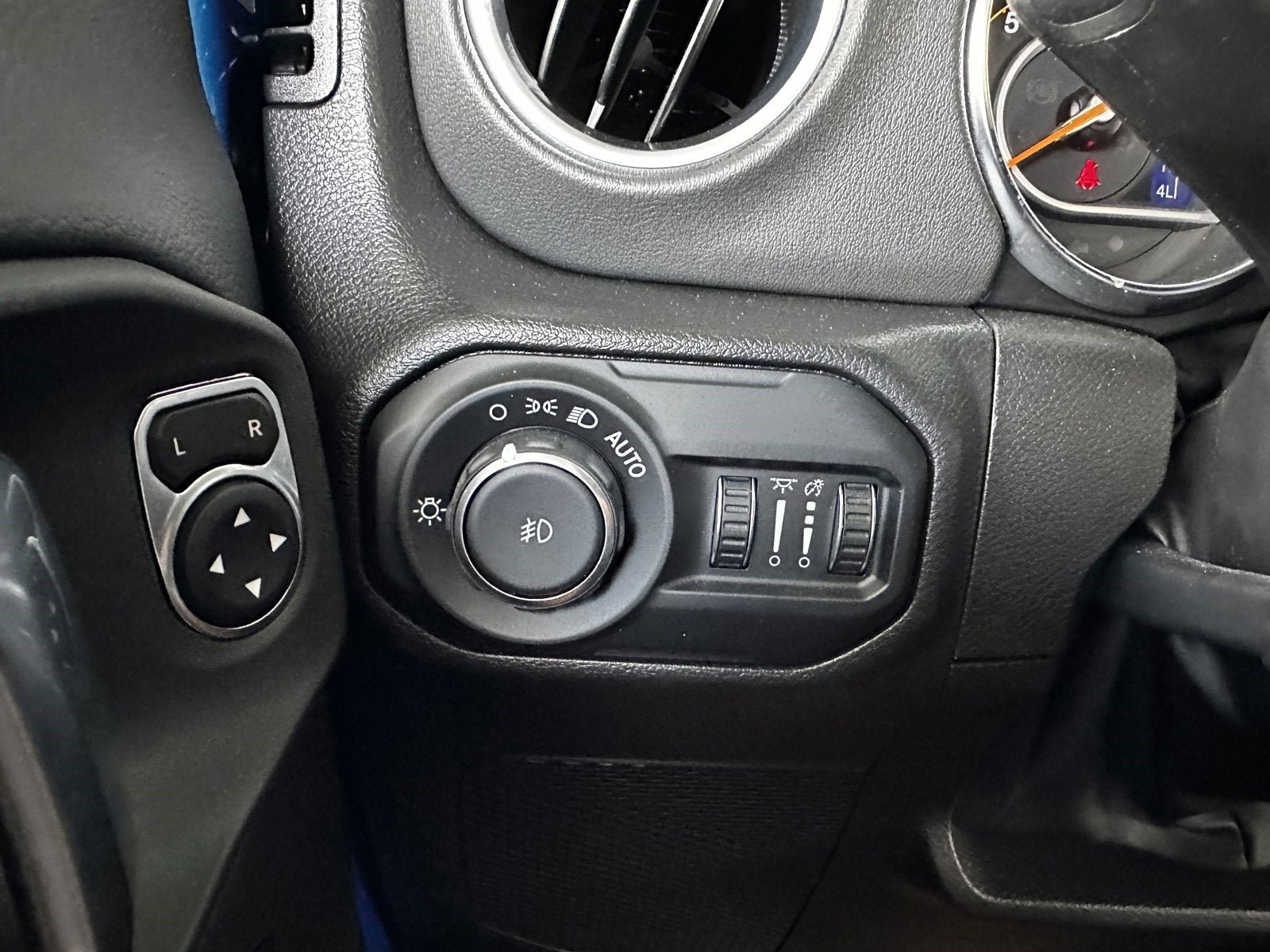 Used 2022 Jeep Wrangler Unlimited Sahara w/ LED Lighting Group AWD/4WD image 45