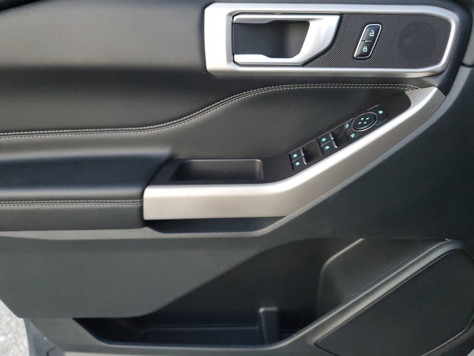 Used 2023 Ford Explorer XLT w/ Equipment Group 202A image 15