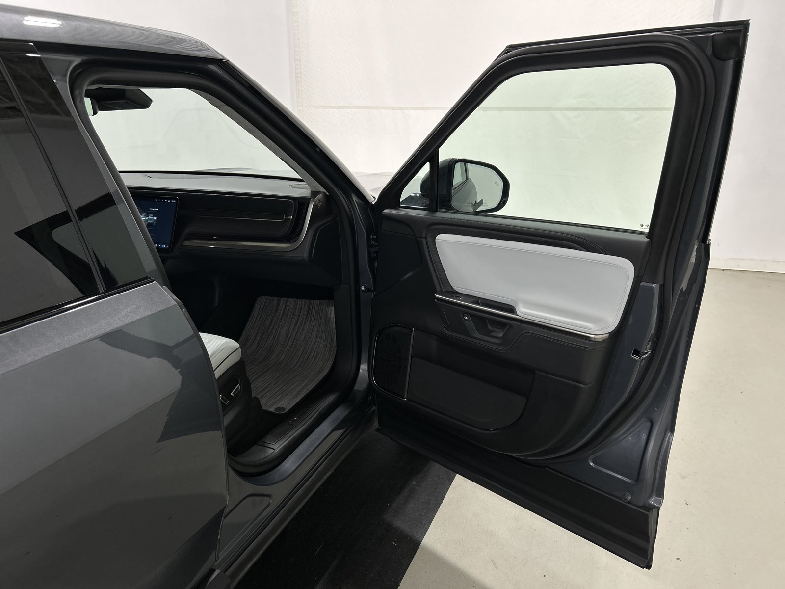 Used 2025 Rivian R1T Adventure AWD/4WD image 18