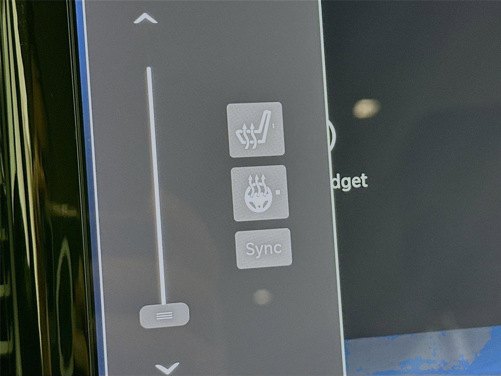 Used 2024 Chrysler Pacifica Select image 16