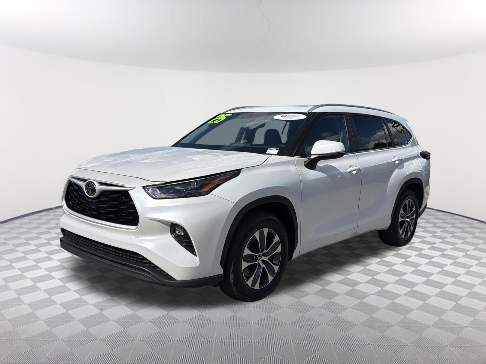 Certified 2025 Toyota Highlander XLE FWD image 3