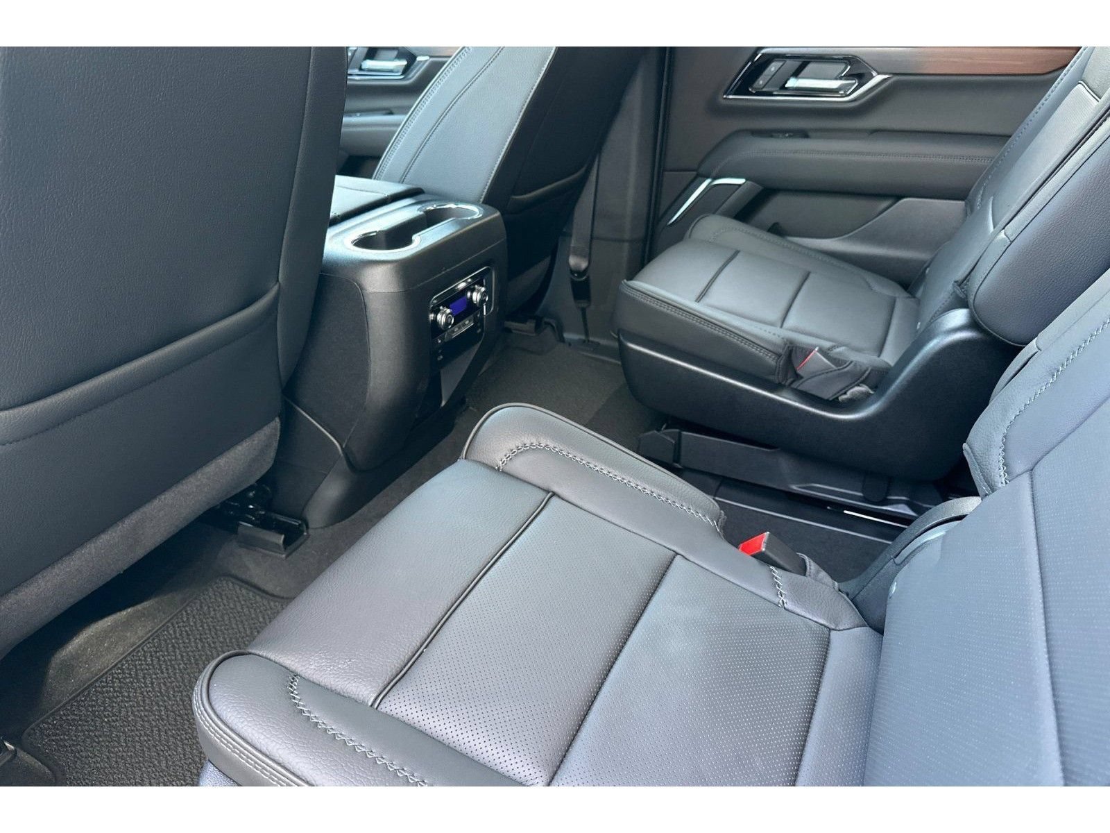 New 2026 GMC Yukon XL Denali w/ Sun & Power Step Package AWD/4WD image 11