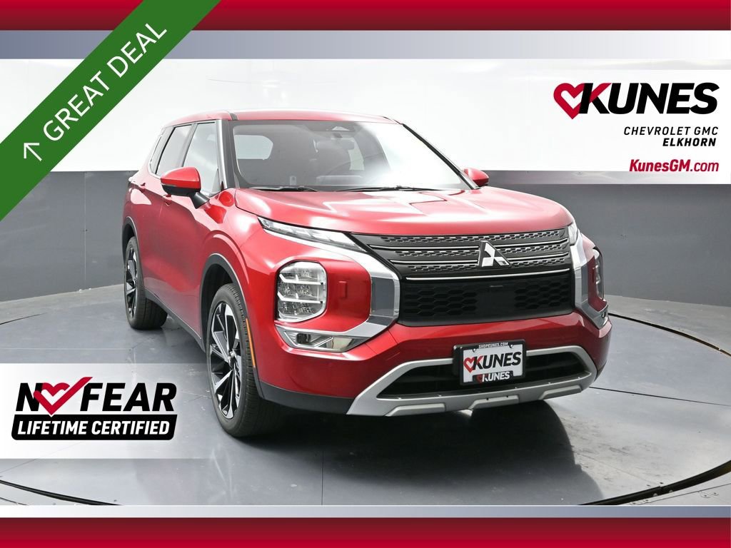 Used 2024 Mitsubishi Outlander SE image 1