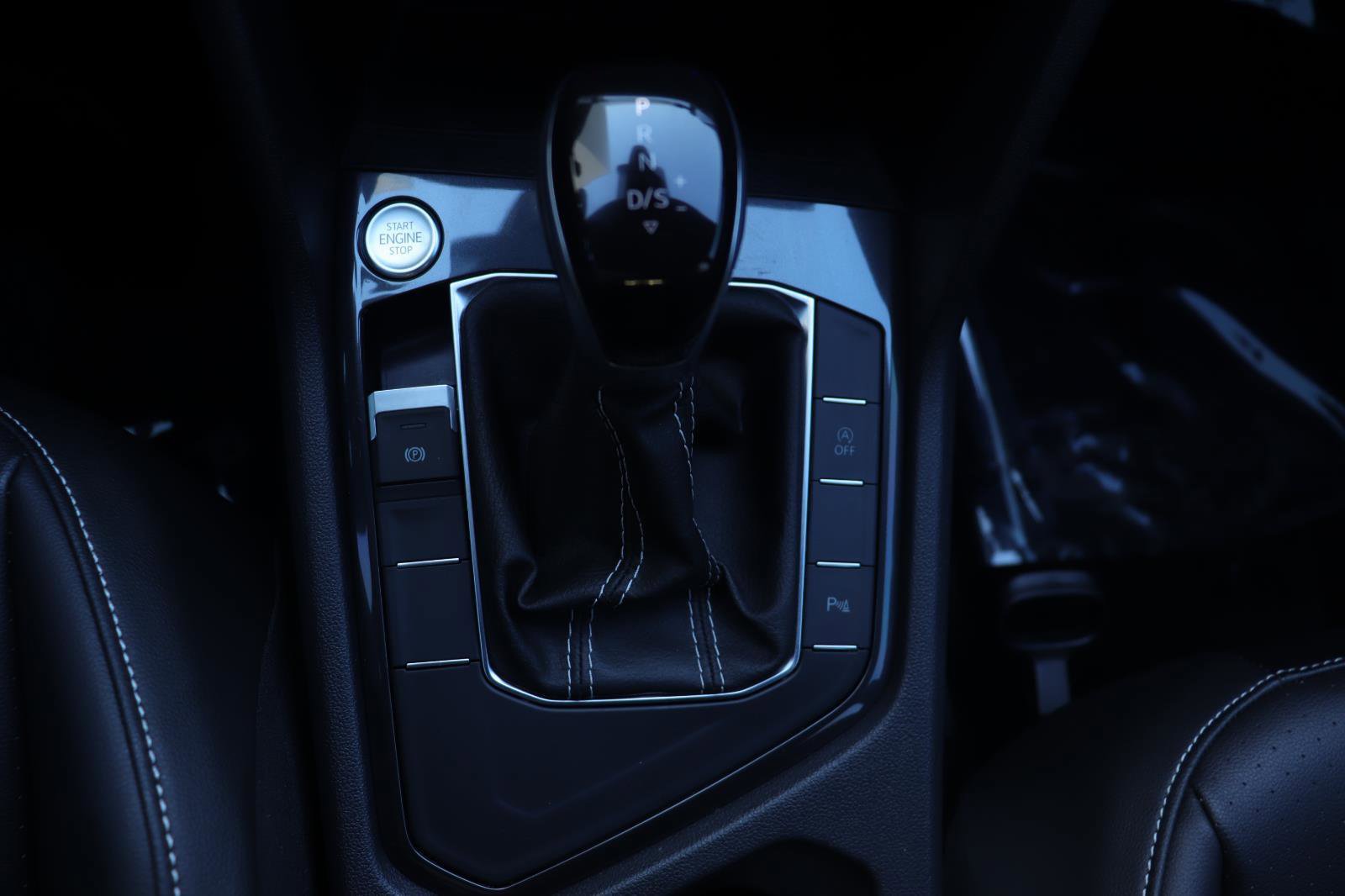 Used 2024 Volkswagen Tiguan SE R-Line image 38