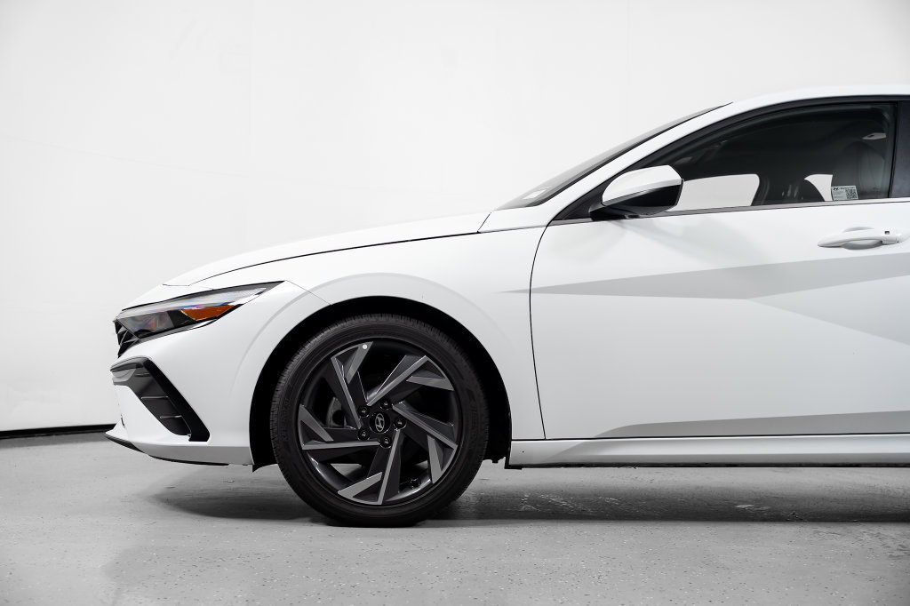 Certified 2025 Hyundai Elantra SEL FWD image 14