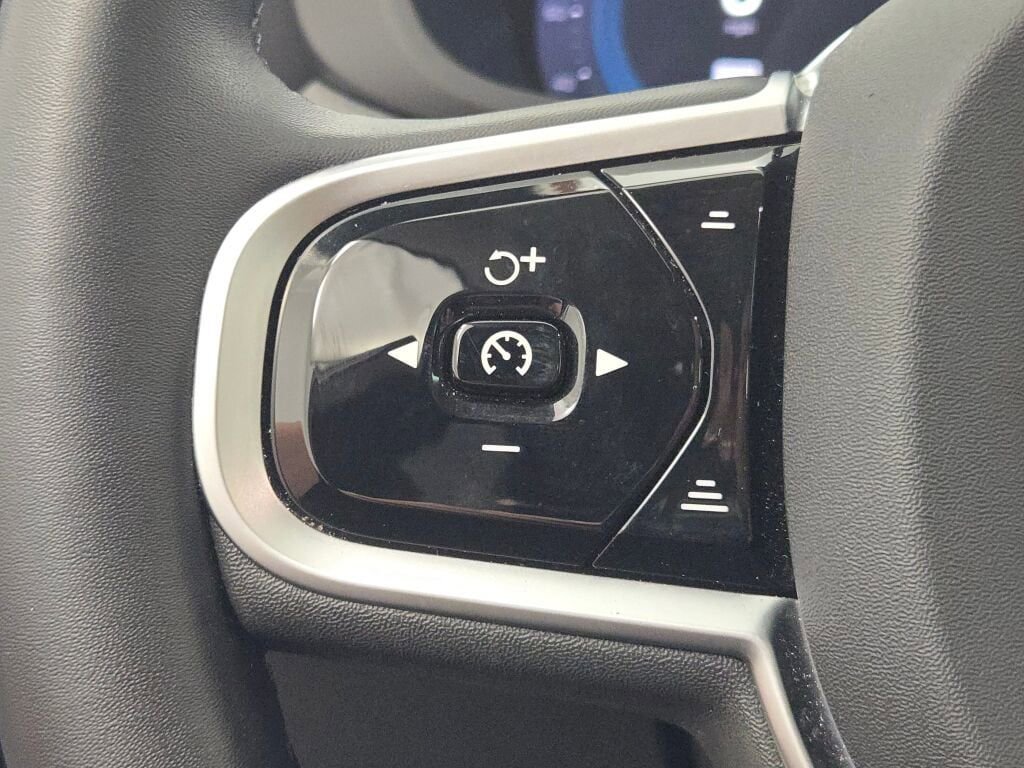 Used 2025 Volvo XC60 B5 Plus image 34