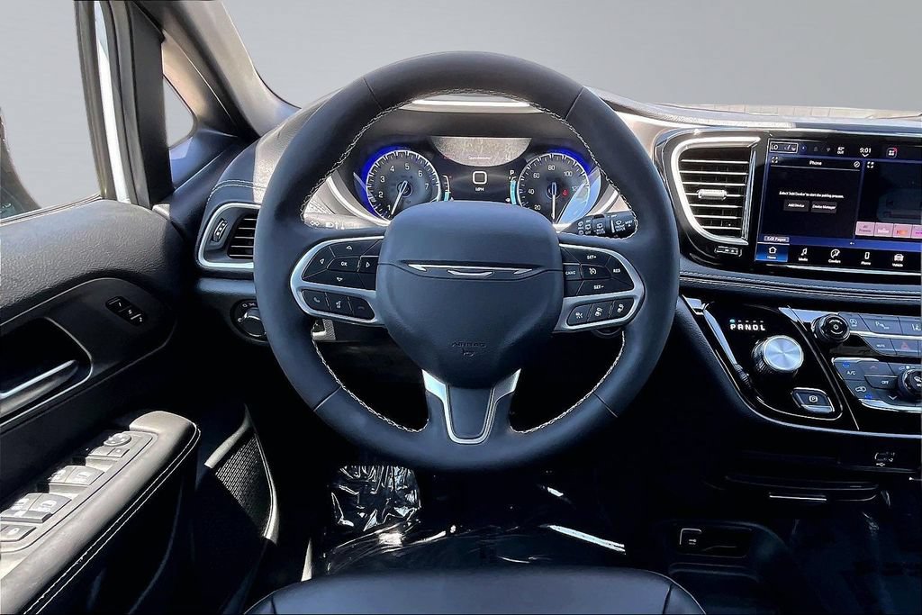 New 2027 Chrysler Pacifica Select FWD image 5