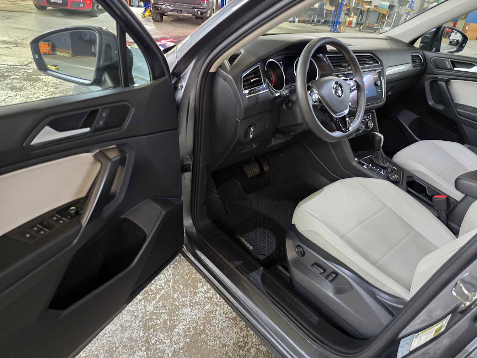 Used 2021 Volkswagen Tiguan SE AWD/4WD image 19