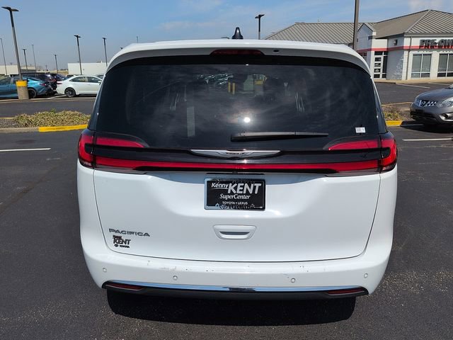 Used 2024 Chrysler Pacifica Touring-L image 6