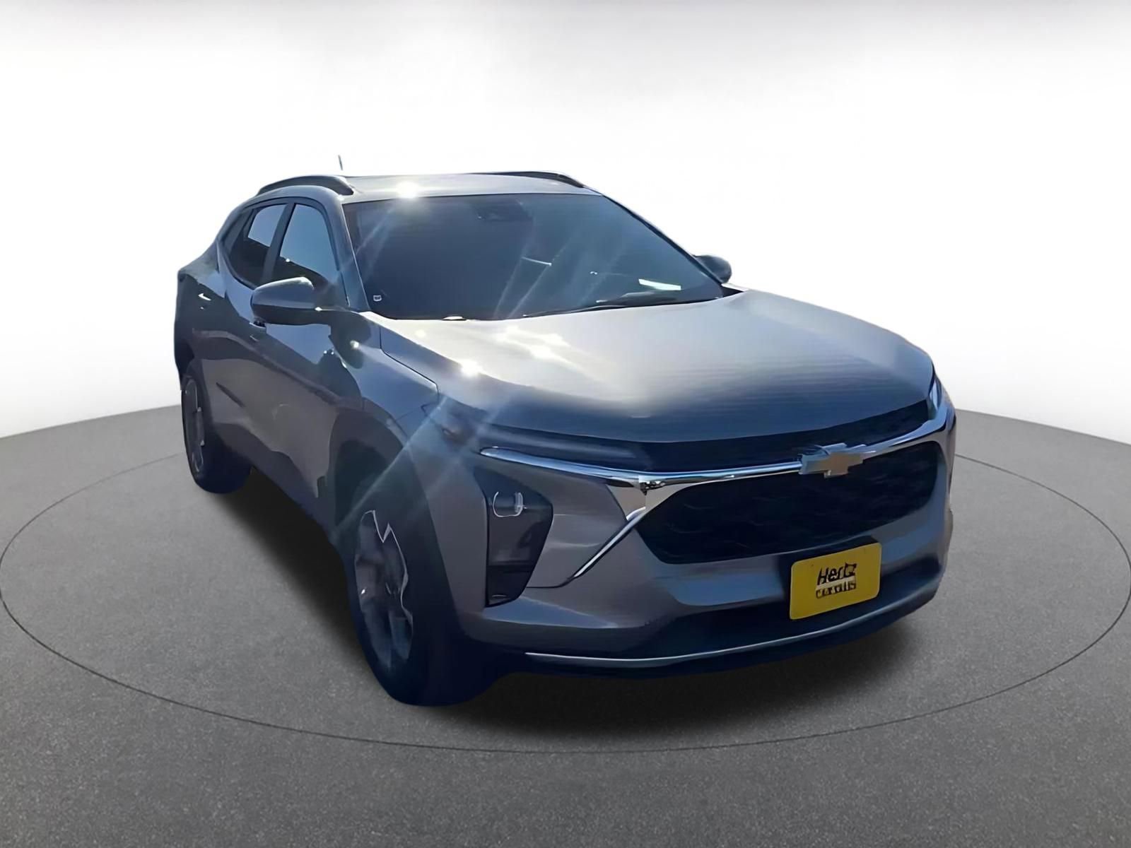 Used 2025 Chevrolet Trax LT FWD image 3