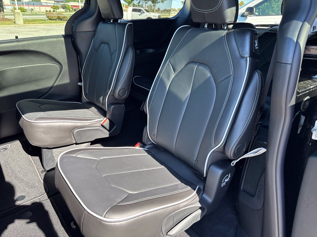 New 2027 Chrysler Pacifica Limited w/ Family Tech Group FWD image 18