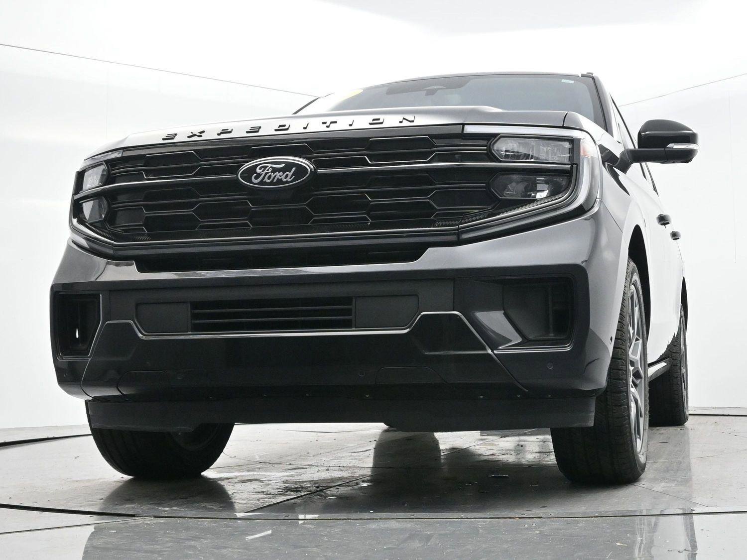 Used 2025 Ford Expedition Platinum w/ Stealth Performance Package image 58