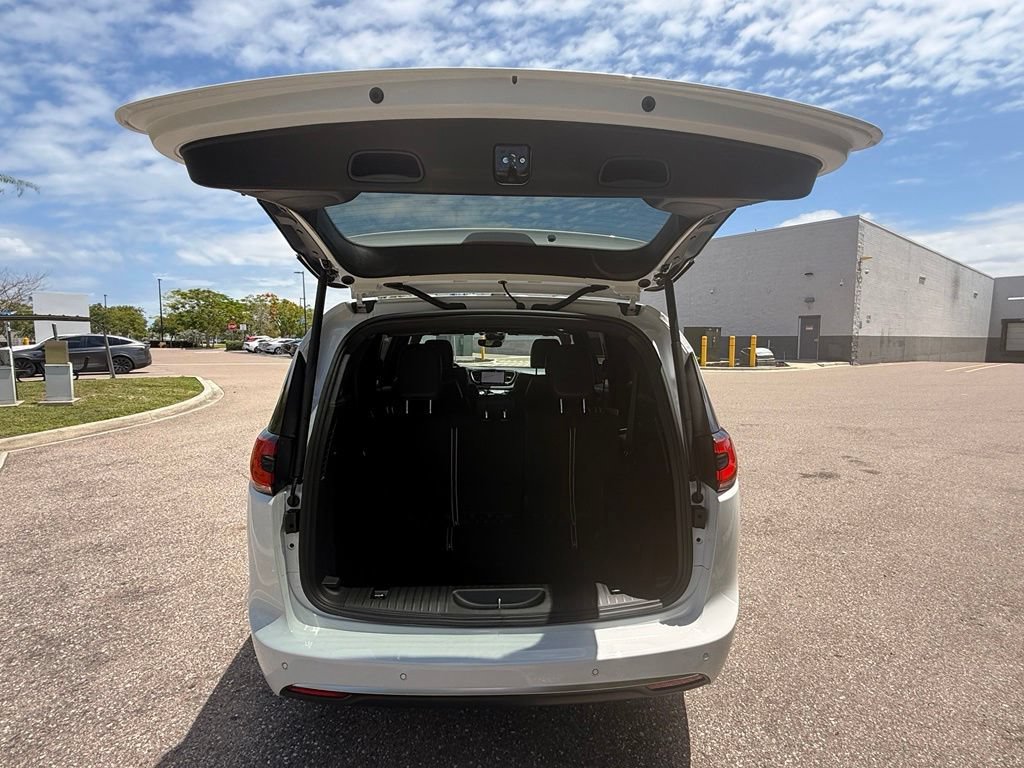 New 2027 Chrysler Pacifica Limited FWD image 36