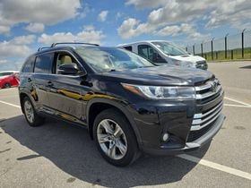 Used 2017 Toyota Highlander Limited AWD/4WD image 4
